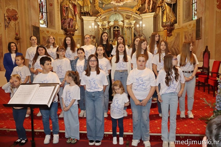 foto/Dječji crkveni zbor Marijina djeca obilježio 5 godina uz prekrasan koncert (16)