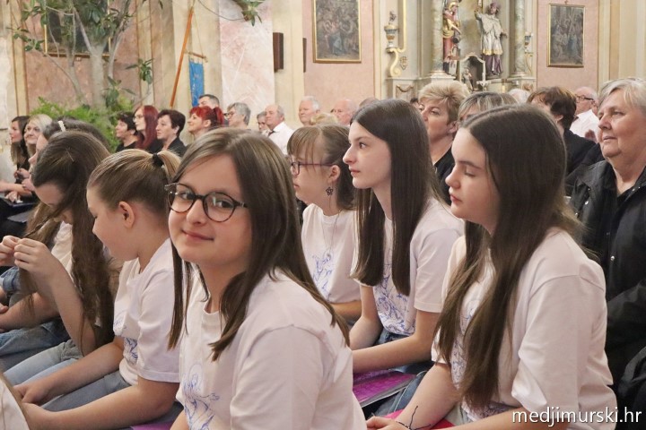 foto/Dječji crkveni zbor Marijina djeca obilježio 5 godina uz prekrasan koncert (25)