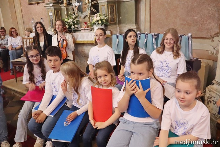 foto/Dječji crkveni zbor Marijina djeca obilježio 5 godina uz prekrasan koncert (36)