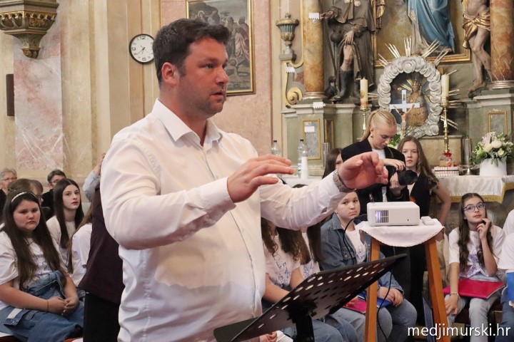 foto/Dječji crkveni zbor Marijina djeca obilježio 5 godina uz prekrasan koncert (40)