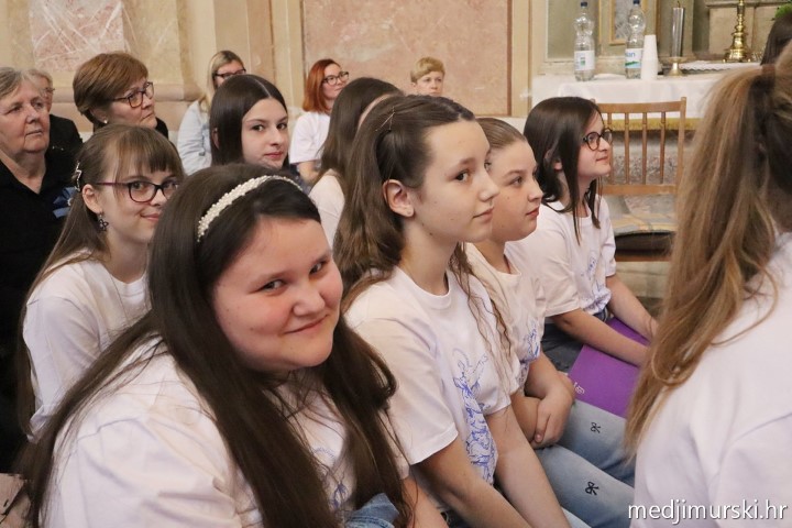 foto/Dječji crkveni zbor Marijina djeca obilježio 5 godina uz prekrasan koncert (56)