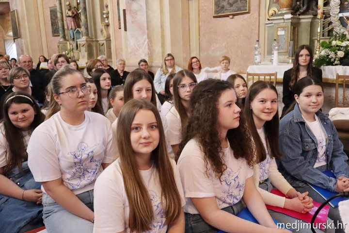 foto/Dječji crkveni zbor Marijina djeca obilježio 5 godina uz prekrasan koncert (58)