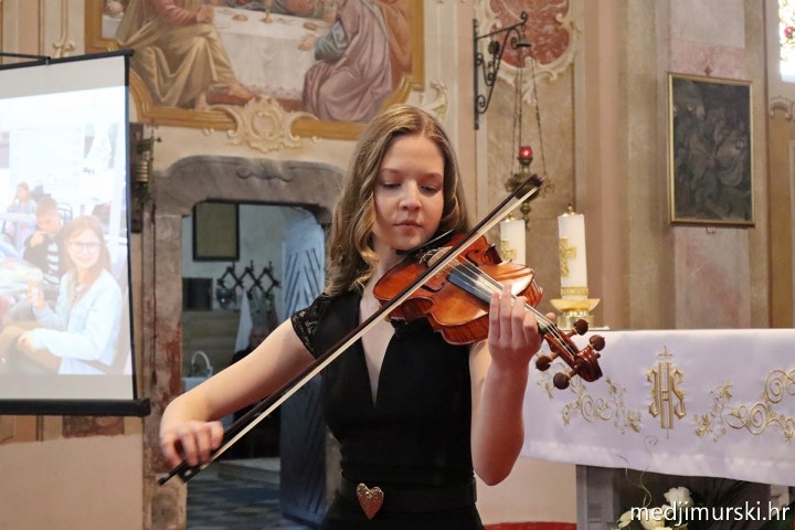 foto/Dječji crkveni zbor Marijina djeca obilježio 5 godina uz prekrasan koncert (62)