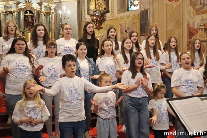 foto/Dječji crkveni zbor Marijina djeca obilježio 5 godina uz prekrasan koncert (7)