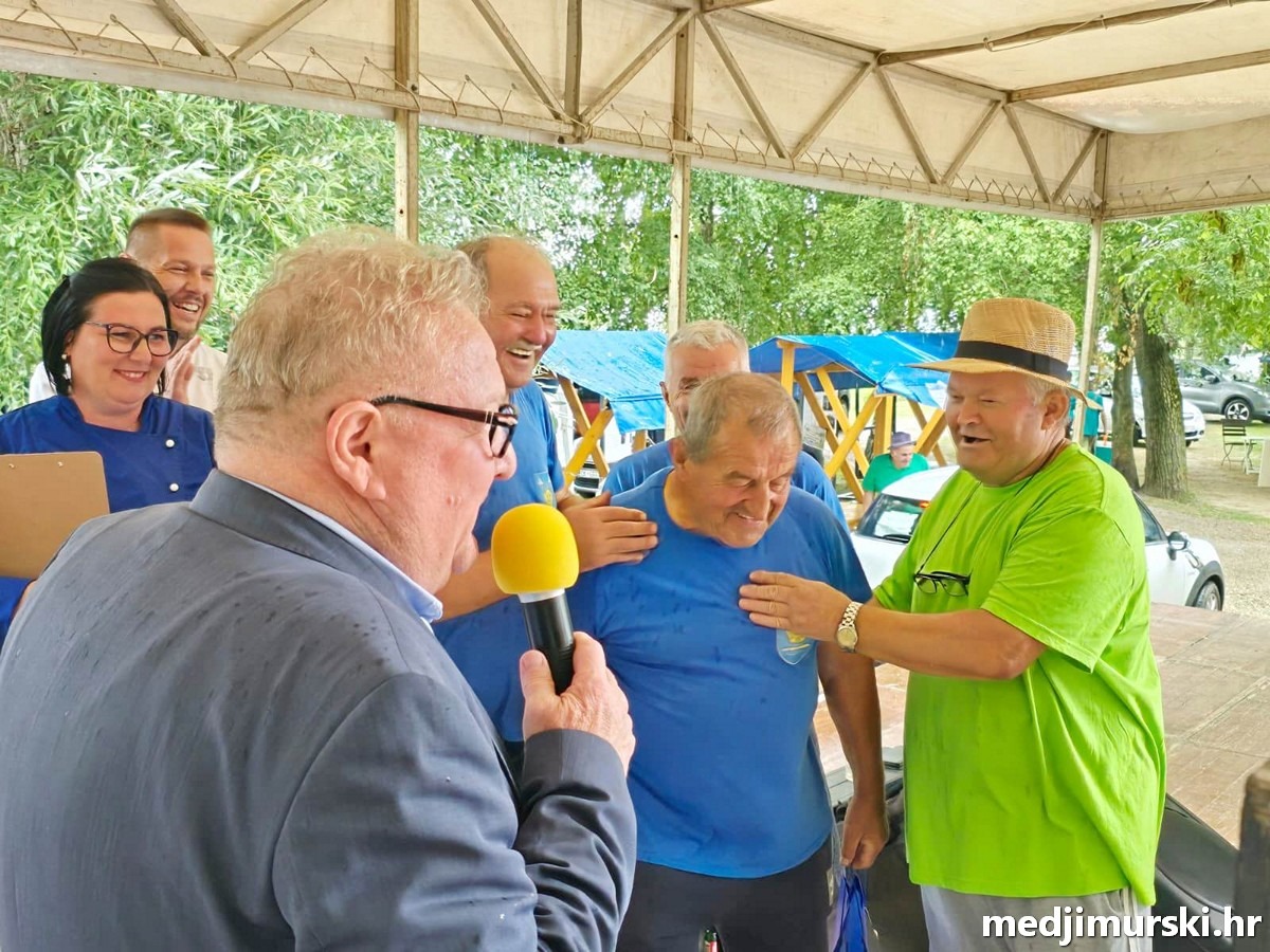foto/Umirovljenici Svete Marije pobjednici Ćevapčijade u Prelogu Matija Komorski osvojio let balonom (26)