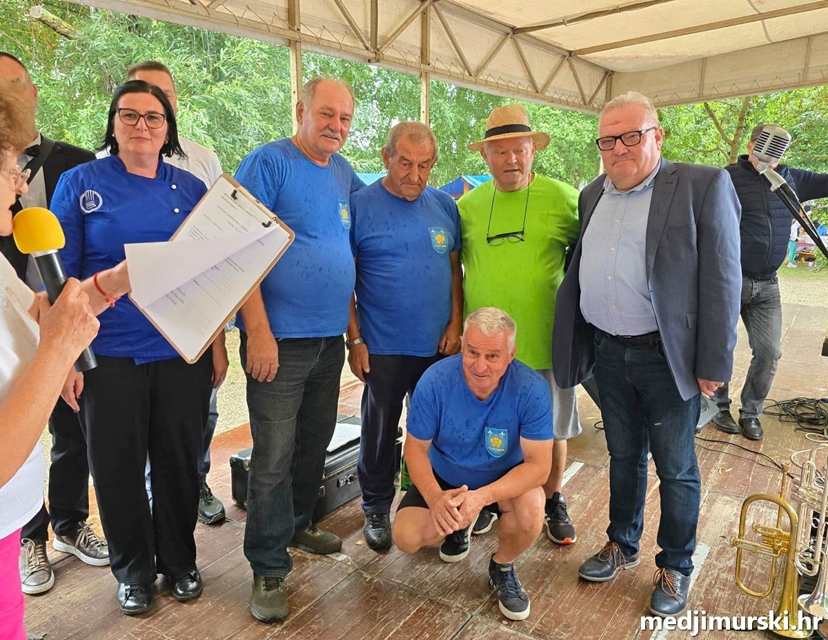 foto/Umirovljenici Svete Marije pobjednici Ćevapčijade u Prelogu Matija Komorski osvojio let balonom (27)