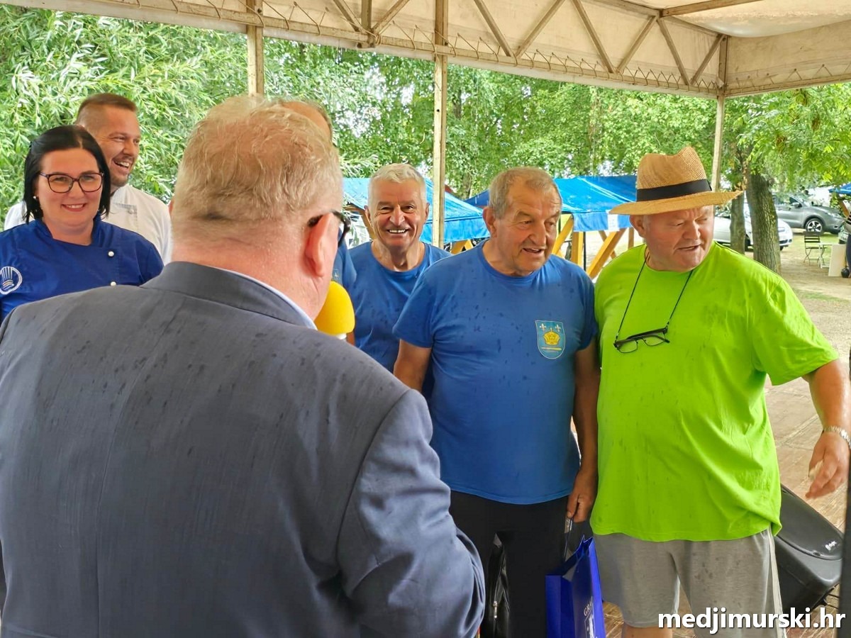 foto/Umirovljenici Svete Marije pobjednici Ćevapčijade u Prelogu Matija Komorski osvojio let balonom (28)