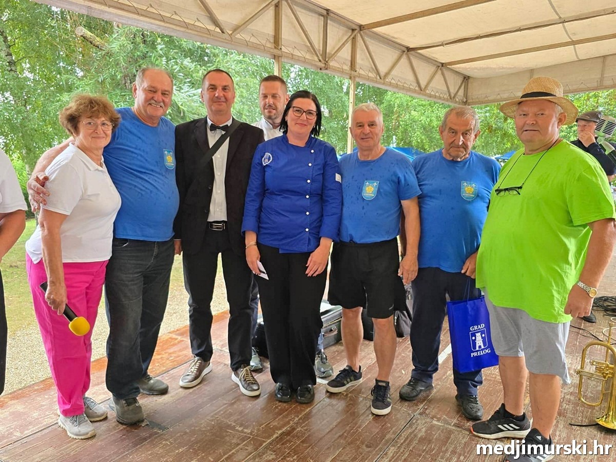 foto/Umirovljenici Svete Marije pobjednici Ćevapčijade u Prelogu Matija Komorski osvojio let balonom (3)